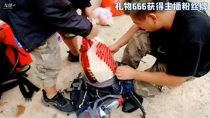 浩哥和三娃等人背着大米等艰难爬山悬崖村结果发现他们搬下山住了，大意了啊