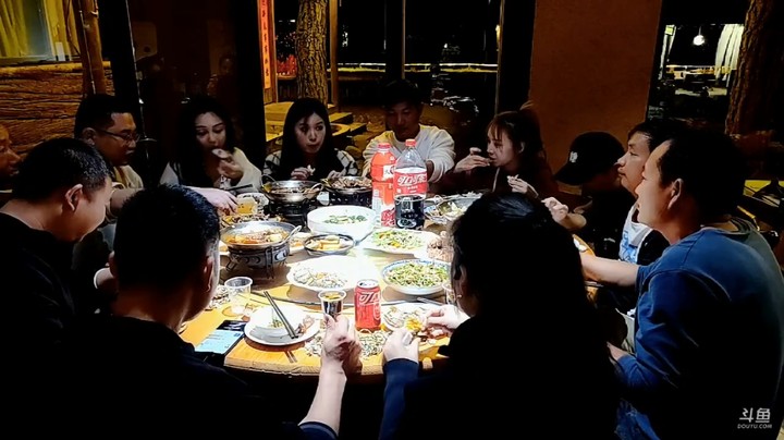 肖哥和一群人大快朵颐，吃的不亦乐乎，美滋滋