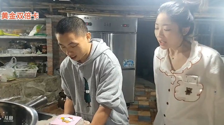 牙牙在安静的做菜，撸妈过来很急，大家说我知道你很急但你先别急