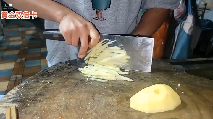 牙牙切土豆丝，有人是切的可以，有人说这是切的土豆条不是土豆丝