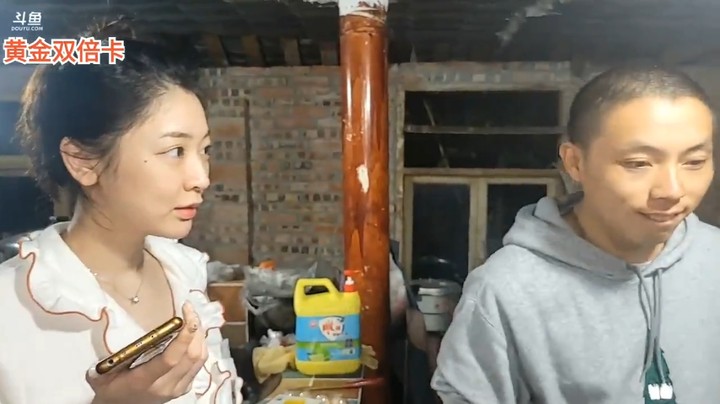 噜妈尝了牙牙做的乌鸡汤，不敢吃，想叫外卖，然后尝了花菜很咸，牙牙说不咸