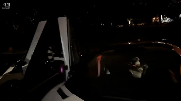 呆妹第一次看跑车喷火，还第一次站在跑车上，感觉到了人生巅峰