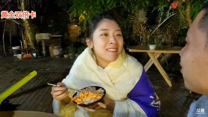 广哥觉得噜妈做的西红柿炒蛋，蛋多了，噜妈说都怪弹幕要我加蛋的