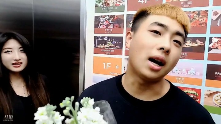 浩哥和美女打完桌球，周公子开始吹牛逼，浩哥不服啊