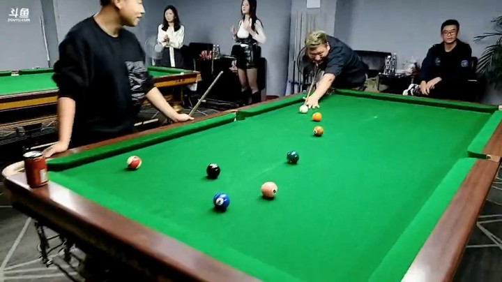 三娃和周公子打第二把桌球，周公子输给了三娃的手法加实力