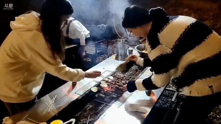 肖哥和大哥们吃完饭和烧烤开始唱歌，肖哥唱歌还是有点东西的