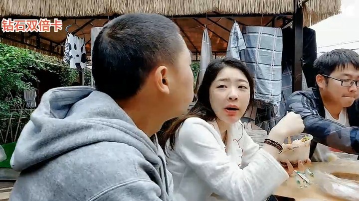 牙牙艾伦和噜妈等人吃完饭开始称重，艾伦216斤还可以啊，有人以为250