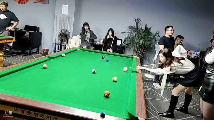 三娃说周公子和浩哥打桌球打的是人情世故，四个美女打桌球很有趣