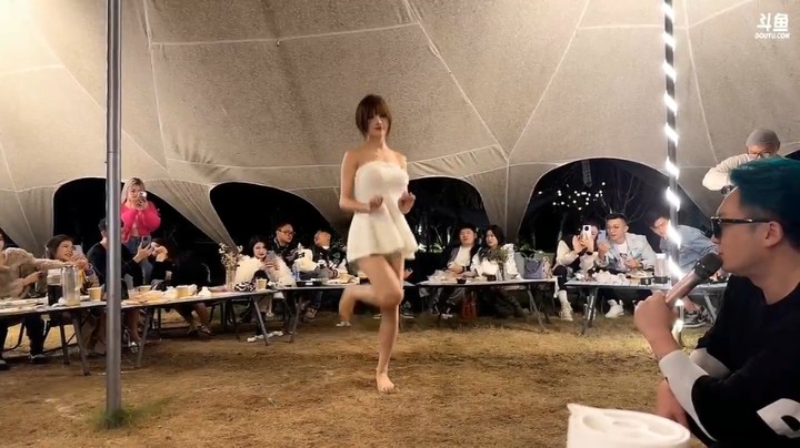 烤全羊晚会，呆妹看美女跳舞很好看啊