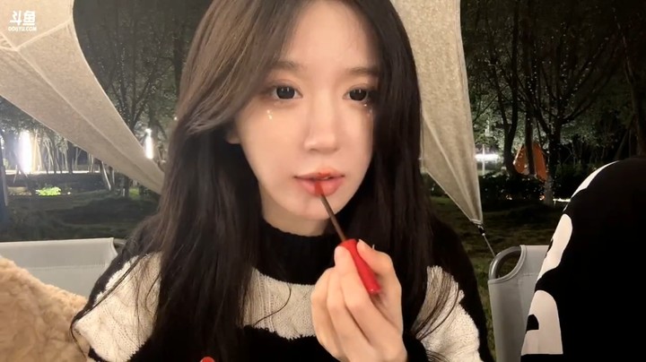 呆妹吃完烤全羊准备表演唱歌了