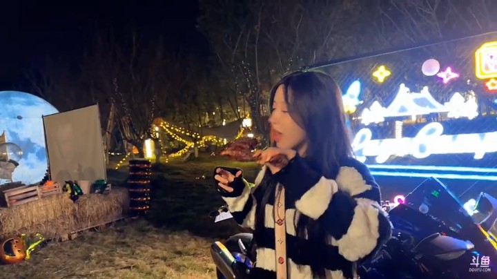 呆妹看美女拍机车美照，呆妹拿羊腿和大家合影真快乐啊