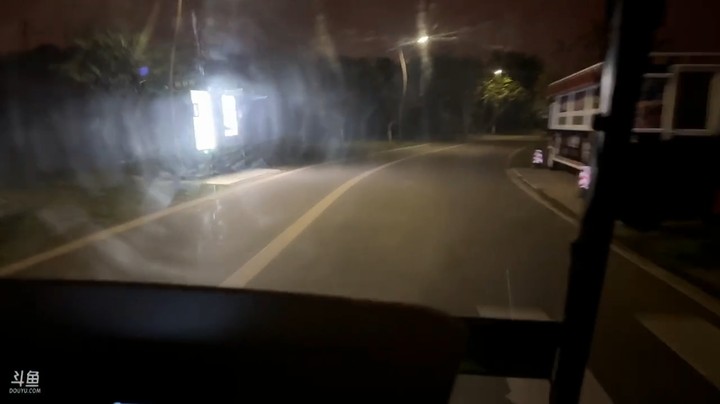 呆妹和一群美女坐观光车去吃烤全羊