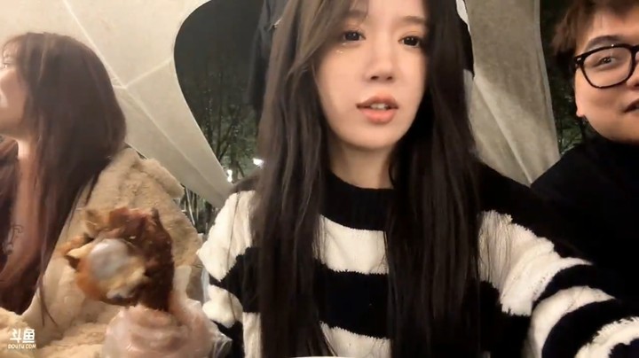 呆妹拿着羊腿和大家合影拍照，二狗吃了她的羊腿，呆妹直接不要了