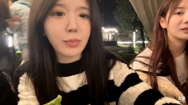 呆妹坐着和大家吃烤全羊，但是这羊尾油呆妹不敢吃，二狗都不吃