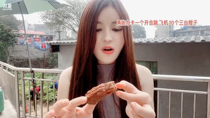 美女橙子吃鸭脖是真的香，还模仿村里人如何在背后笑话自己的，哈哈哈