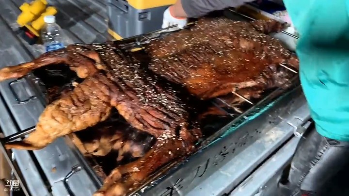 二狗喂呆妹吃烤全羊，呆妹吃的很开心，看美女也开心啊