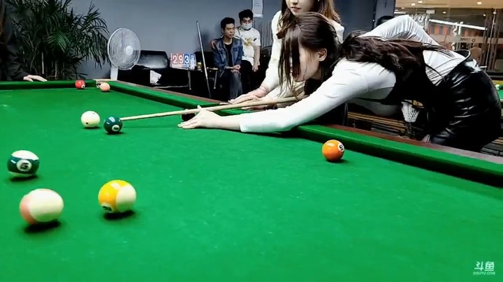 浩哥和美女吃完饭看美女打桌球，美女动作看起来很专业啊