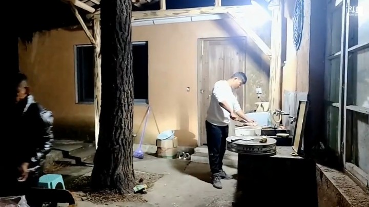 肖哥今晚和兄弟们又吃大餐，还是有羊肉，场地不错，厨房里还有大树