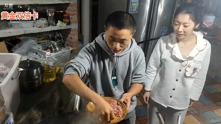 牙牙做水煮牛肉，动作很专业，噜妈花式切蒜泥，就是有点废大蒜