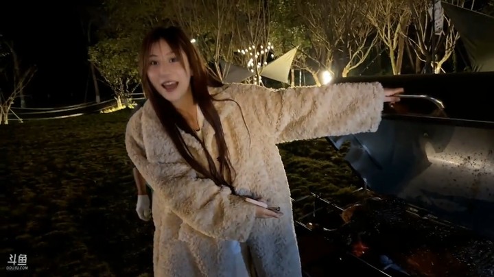 呆妹和女粉丝吃烤全羊，大家说女粉好可爱啊，呆妹吃烤全羊好满足