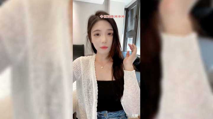 姣姣美女用手机直播很好看啊，我觉得比用电脑直播更真实