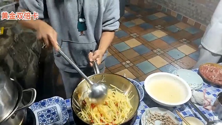 牙牙觉得自己做的土豆丝很好吃，噜妈尝了感觉没熟，牙牙又加水煮