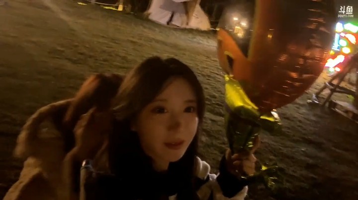 呆妹吃了烤全羊对二狗说我没吃，一直在等你，女粉丝好可爱啊