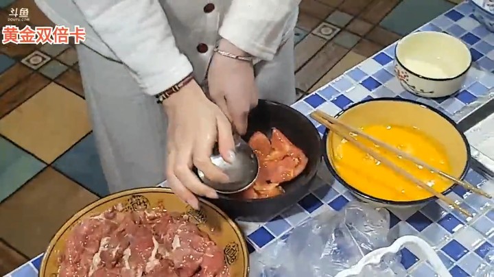 牙牙炒酸菜牛肉，噜妈做西红柿炒蛋，噜妈用手压西红柿，我只能说力气大，大家说真是个人才，卧龙凤雏啊