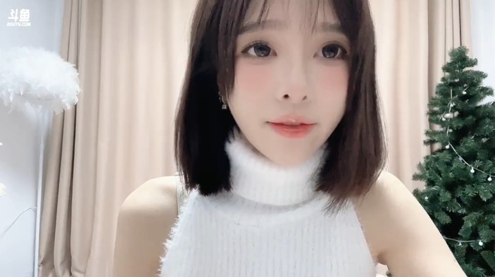 小栗吱美女小姐姐今天穿白色毛衣好可爱啊