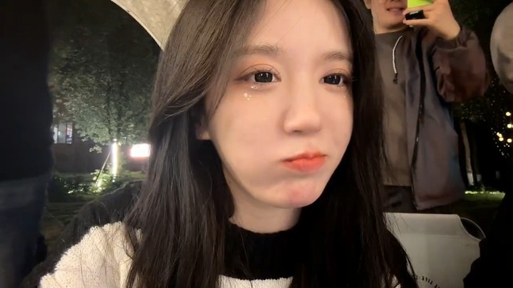 美女小姐姐蹲着唱歌很好听，大家都送花了，呆妹看尴尬了，小丑竟是...