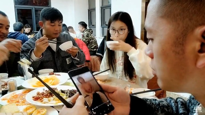 肖哥和大家吃完饭吃的很早，6点多就吃完了