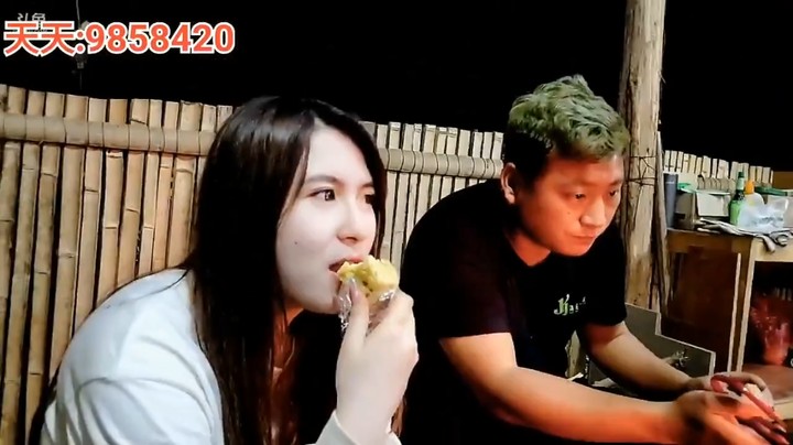 周公子直播还是很骚冲的，三娃在认真的烧火