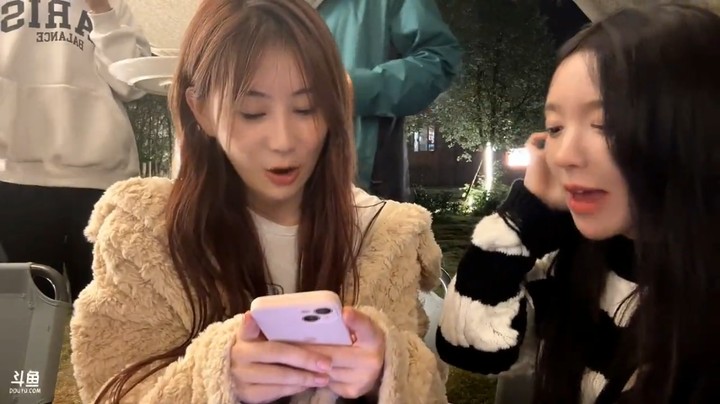 呆妹主动加女粉的VX，女粉很激动，大家说省了一个超火啊