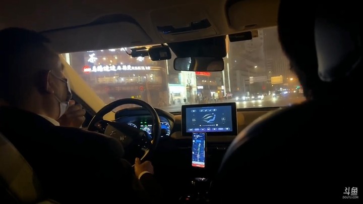 呆妹和出租车司机聊天，她说大学时候恋爱一下很好，不然没经验容易被骗