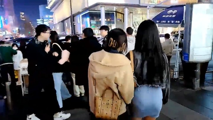 博哥在斑马线等红灯的时候让三小弟尬舞，大家说真是社牛啊