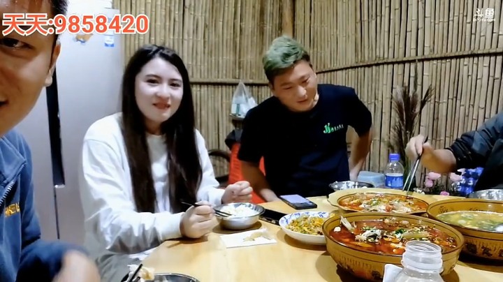 美女天天和浩哥等人7点就吃晚饭了，美女怕辣，很喜欢喝汤啊