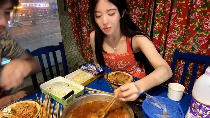 呆妹吃火锅的时候，两个男粉丝特意赶来送袜子，真够意思的