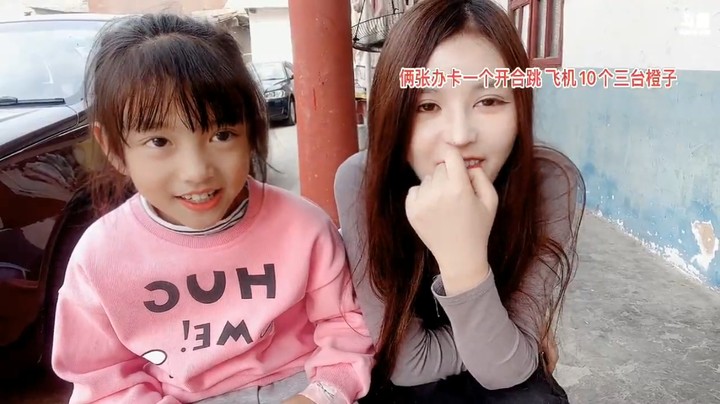 橙子在村里直播受到小朋友的喜欢，和小朋友聊天搞笑