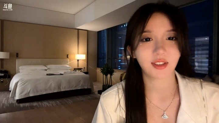 呆妹终于回到酒店了，呆妹感叹做主播真难啊，老被带节奏啊