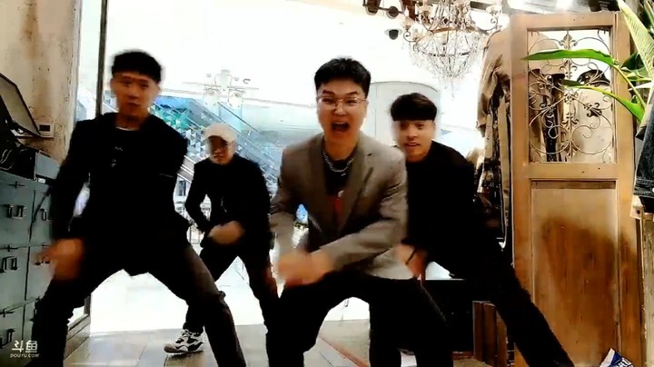 博哥和小弟们买西装付款的时候有大哥送礼开始跳舞，店员看麻了