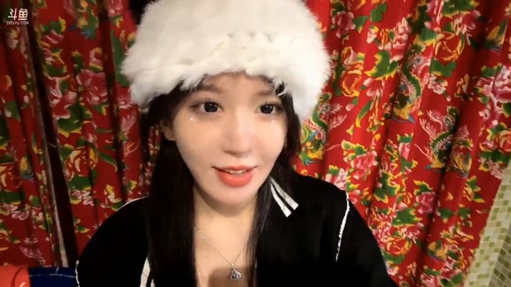 呆妹和经纪人去吃火锅，经纪人拿手机拍摄呆妹去拿菜