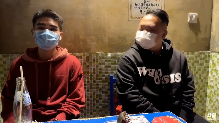 呆妹和两个男粉丝聊天，问他们多少级牌子，大家说没牌子吗