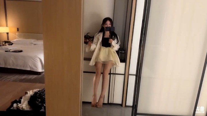 呆妹回酒店发现自己的袜子不见了，然后对着镜子自拍真好看