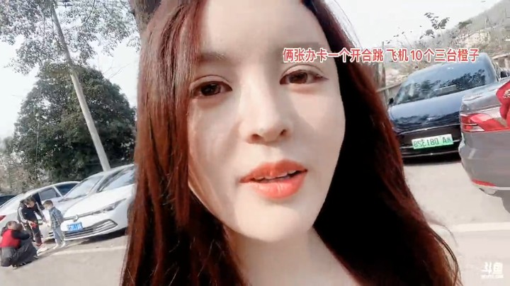 美女橙子陪大爷大妈聊天，有人说这是长沙桃花岭