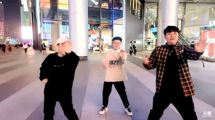 博哥让三小弟跳舞，前面两个很专业，后面的有点不太熟练