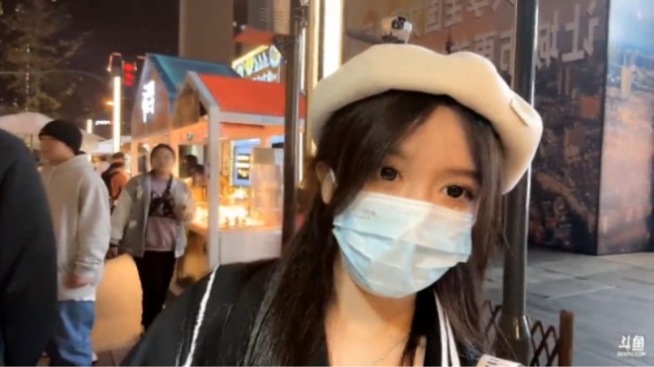 呆妹逛街没有买单袜子但是买了帽子，大家说被坑了，买贵了