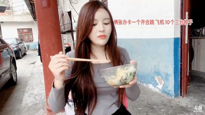 美女橙子带小朋友买东西回来又继续吃面，都冷了啊