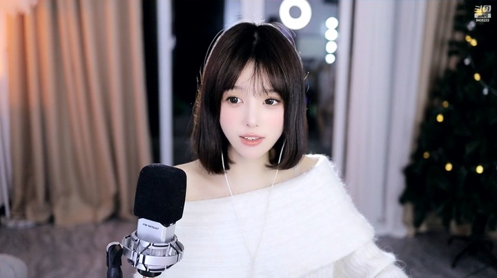 小栗吱今天穿的白色毛衣很好看，很有女人味啊