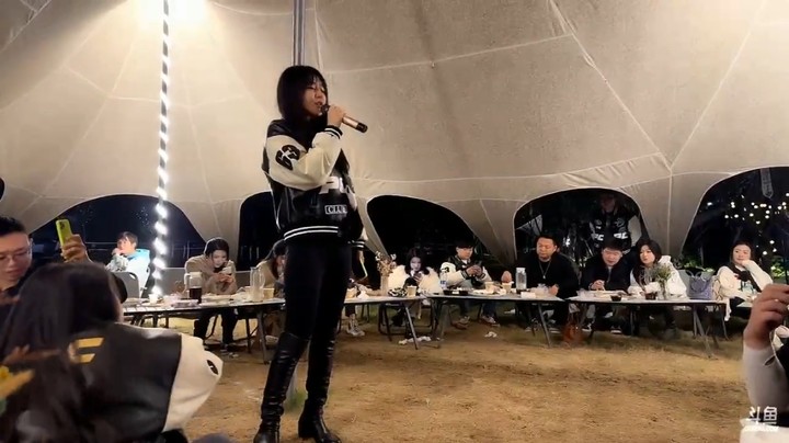 呆妹现场看美女演唱《青藏高原》高音唱上去了，专业啊