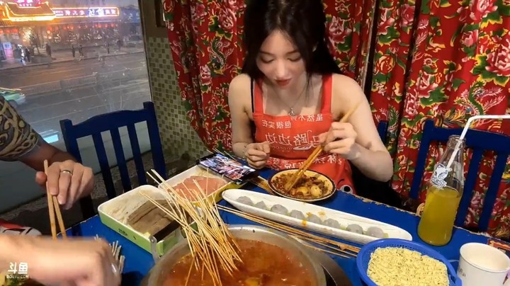 呆妹和经纪人吃火锅，结果把裙子弄脏了